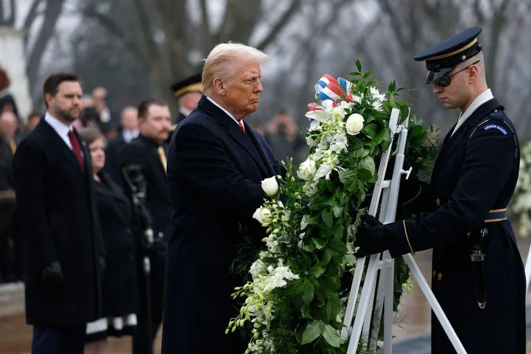 Джей Ди Вэнс и Трамп на Арлингтонском кладбище.