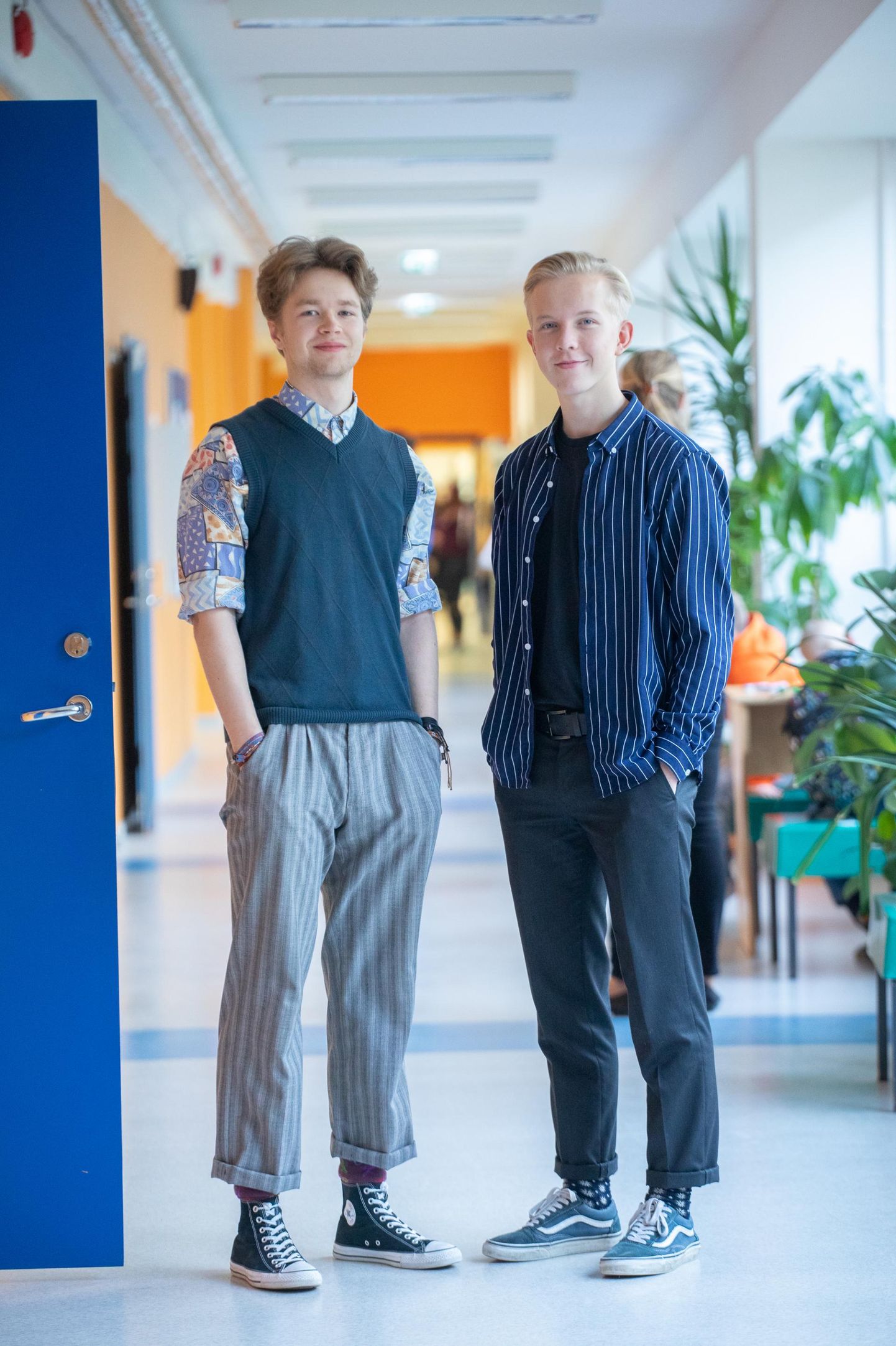 Väike-Maarja gümnaasiumi õpilased Villem Sepping (18) (vasakul) ja Timo Seppern (18) on noormehed, kes julgevad riietusega massist eristuda.