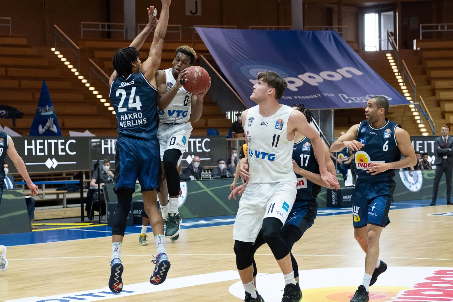Foto 2021. aasta maist. TJ Shorts toimetab palliga, Maik-Kalev Kotsar (nr 11) ootab söötu.
