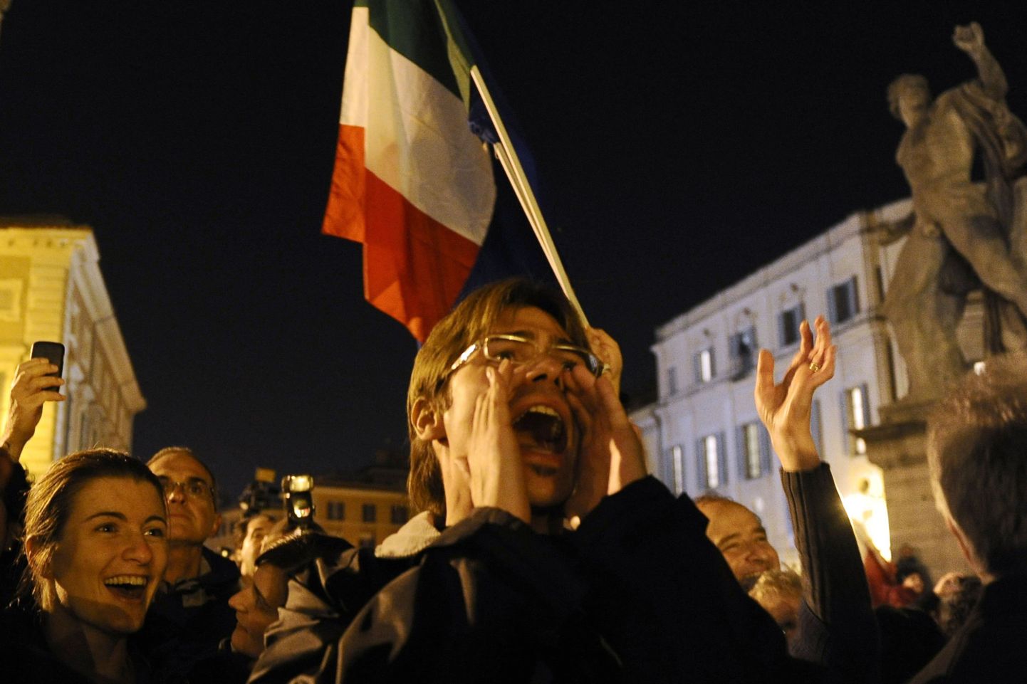 Roomlased tähistavad presidendilossi ees Berlusconi tagasiastumist.