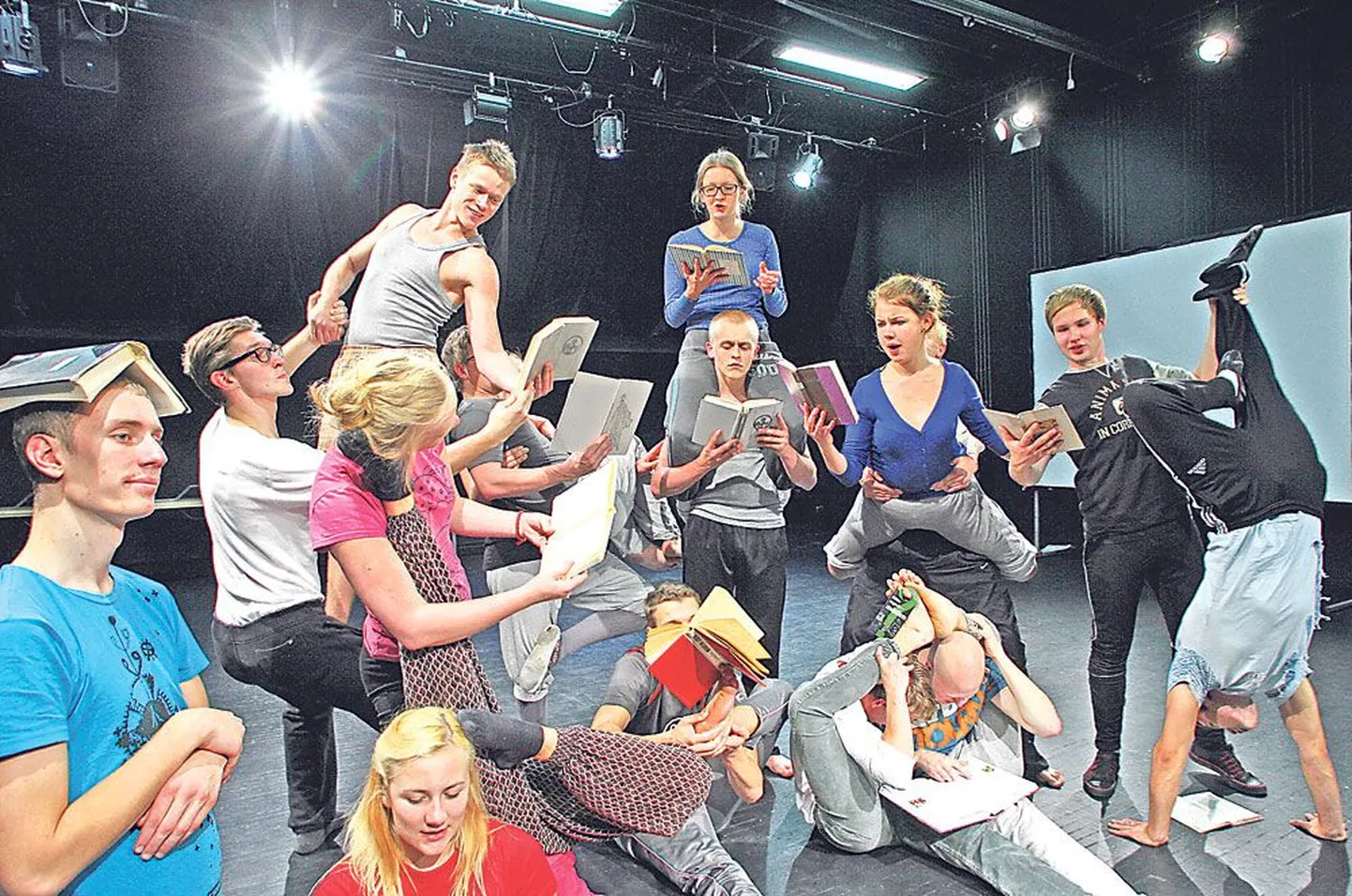 Teatrikunsti X lend õpib lavalist liikumist Mall Noormetsa tundides kultuuriakadeemia black box'is.