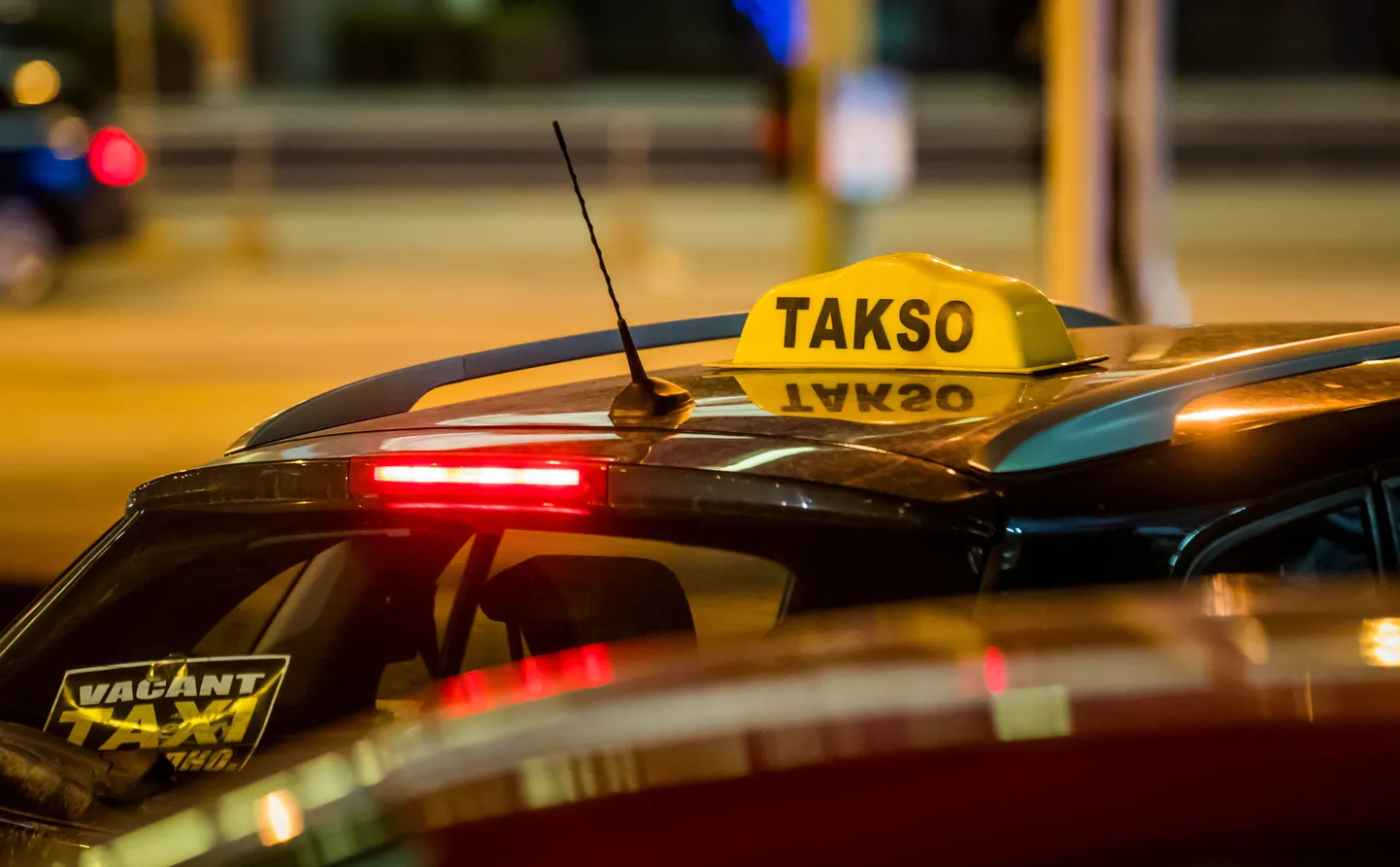 Taksojuht peab turvatooli järgi sõitma firma kontorisse.
