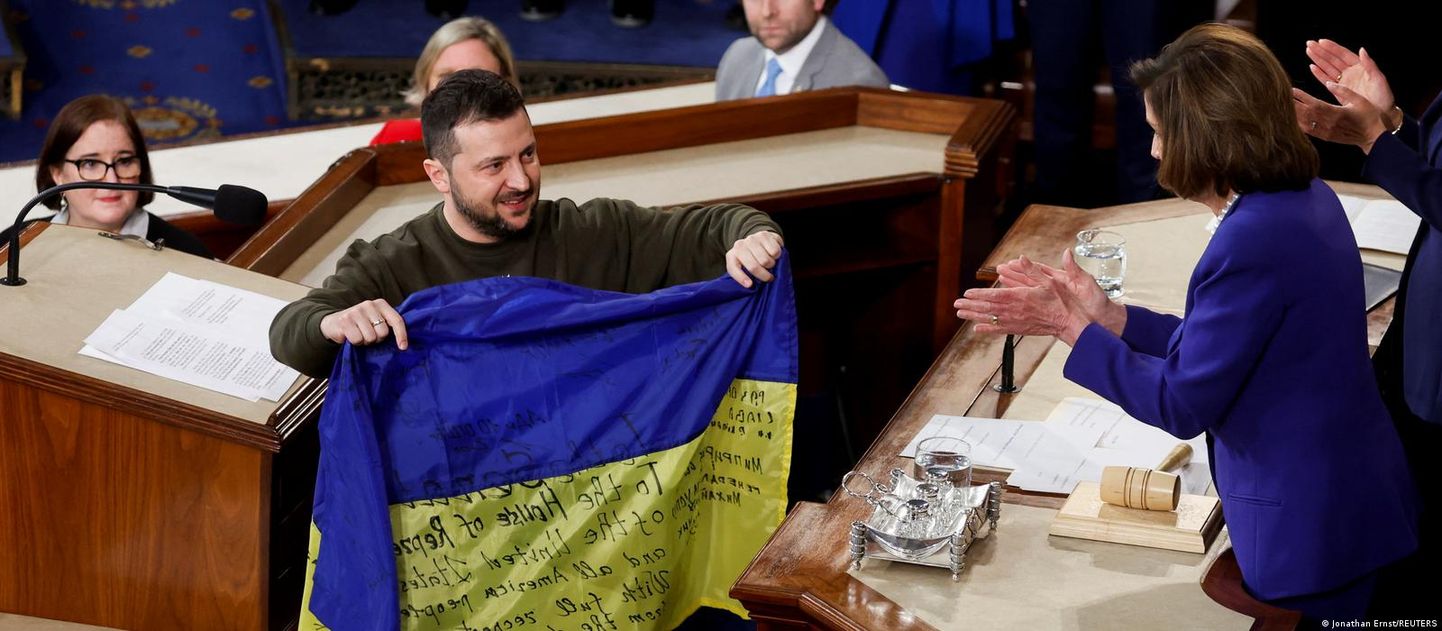 Владимир Зеленский передает Нэнси Пелоси украинский флаг с подписями защитников Бахмута