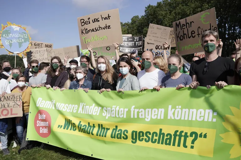 Roheliste kantslerikandidaat Annalena Baerbock (pildil keskel rohekashallis jakis) võttis noorte kliimaprotestist eile osa Kölnis.