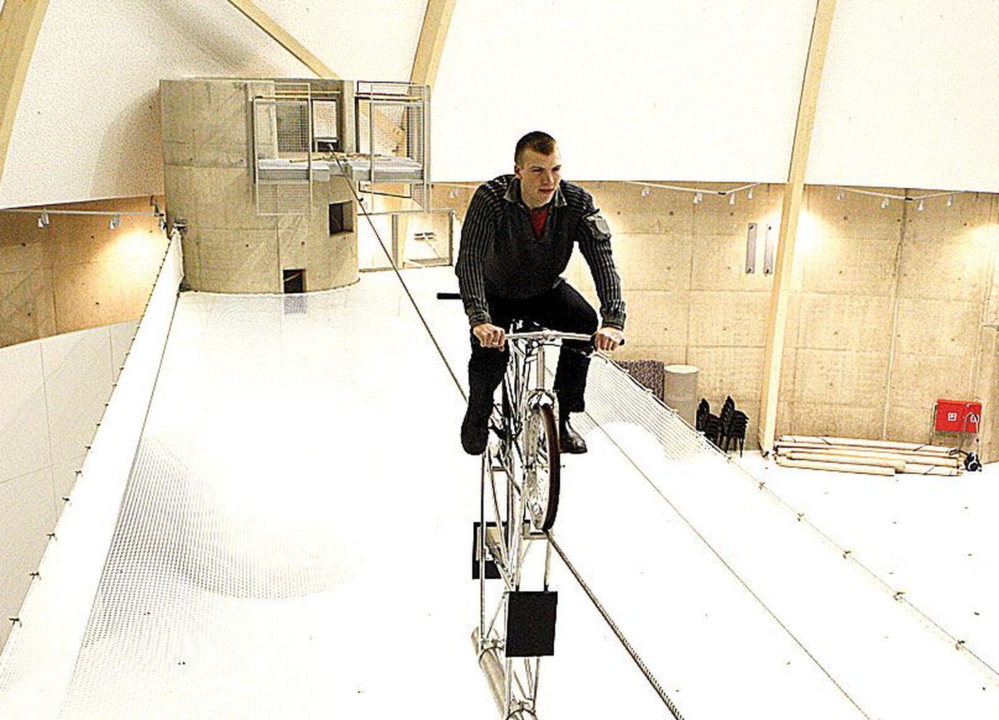 Teaduskeskuse Ahhaa abiline Kaarel Sild näitas, et Ahhaa esimene eksponaat, trossil sõitev jalgratas, on juba töökorras.