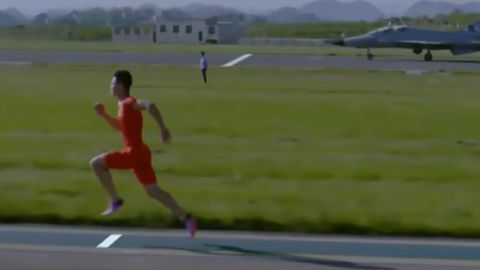 Видео: спринтер обогнал на 100-метровке разгоняющийся самолет
