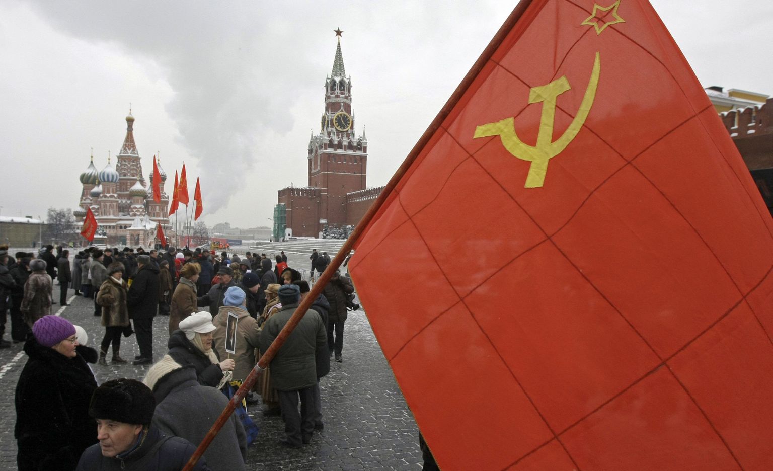 Kommunistide poolehoidjad Punasel väljakul Lenini mausoleumi ees. Revolutsioonijuhi surmast möödub täna 87 aastat.