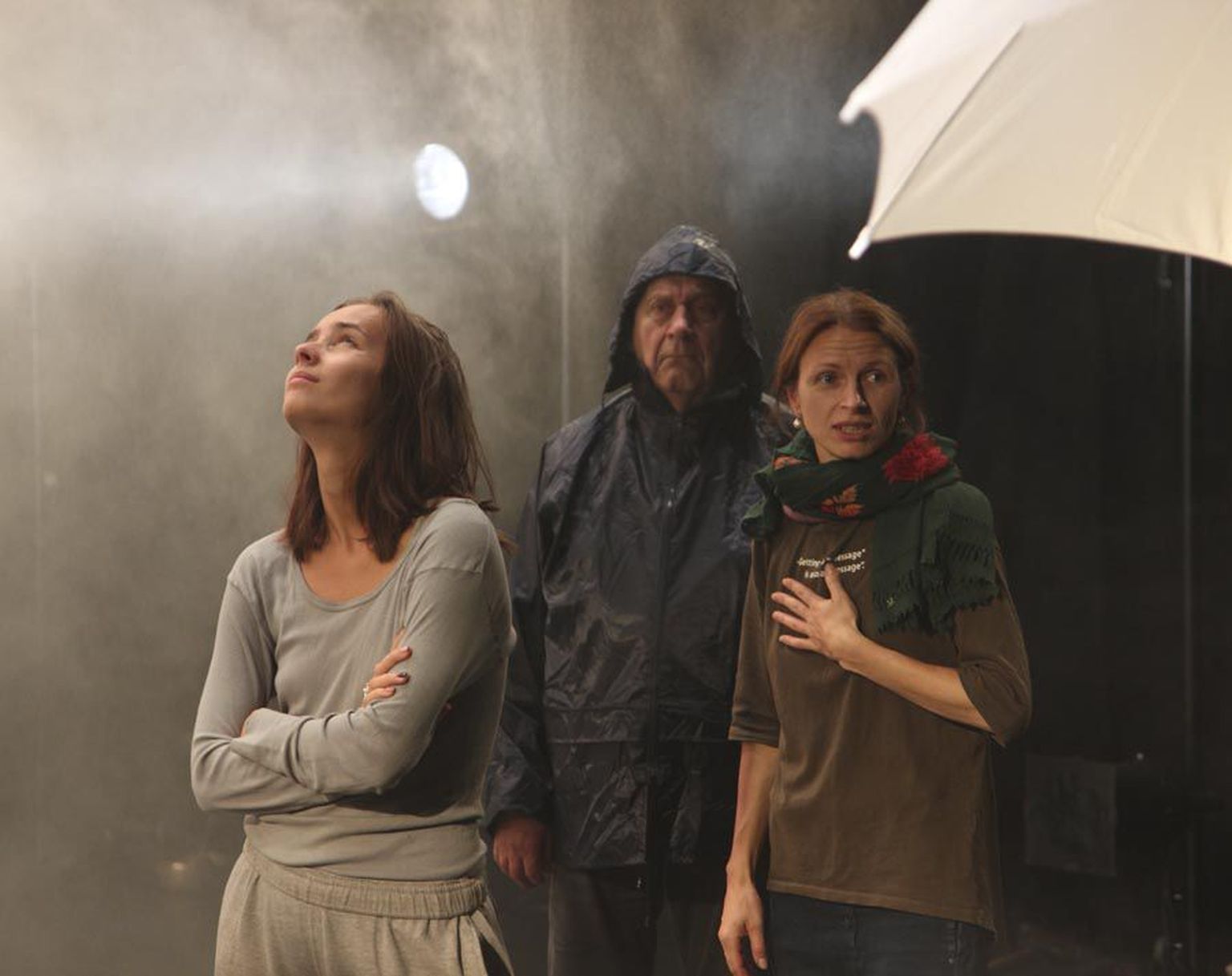 «Soo» proov. Näitlejad Klaudia Tiitsmaa (vasakul) ja Peeter Jürgens ning lavastaja Eva Koldits.