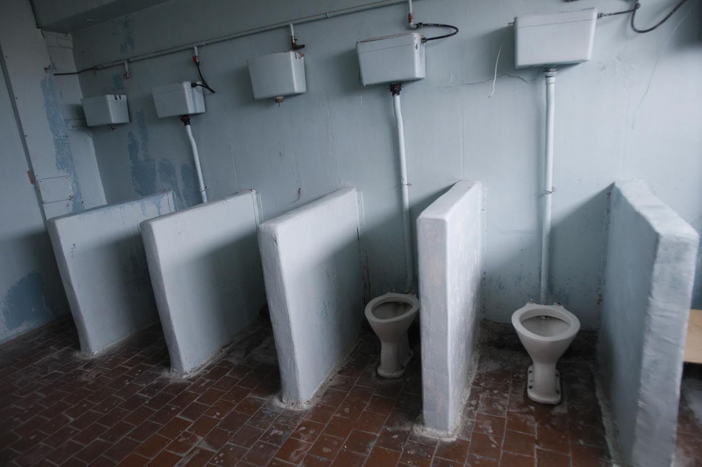 Õudusunenägu: 56 protsenti küsitlusele vastanutest väitis, et nad ei kasuta kooli tualettruumi üldse. Selliseid renoveerimata ja ebasanitaarses seisukorras tualettruume nagu pildil näha, Järvamaa koolides õnneks ei kohta.