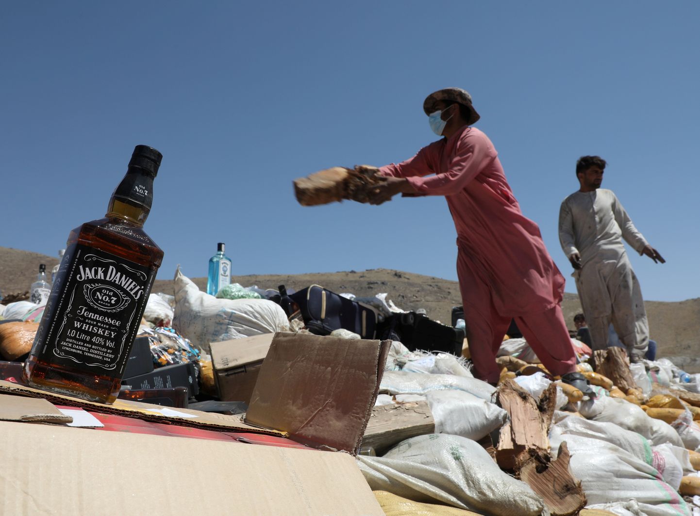 Moslemiriigis Afganistanis ei tohi toota, müüa ega juua alkoholi. Pildil konfiskeeritud alkoholi hävitamine