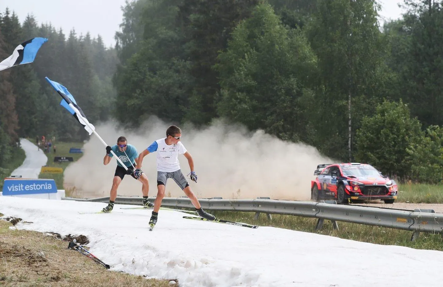 Jaak ning Ralf Mae ühendasid suusatreeningu rallihuviga. Mööda vuhiseb Ott Tänak.