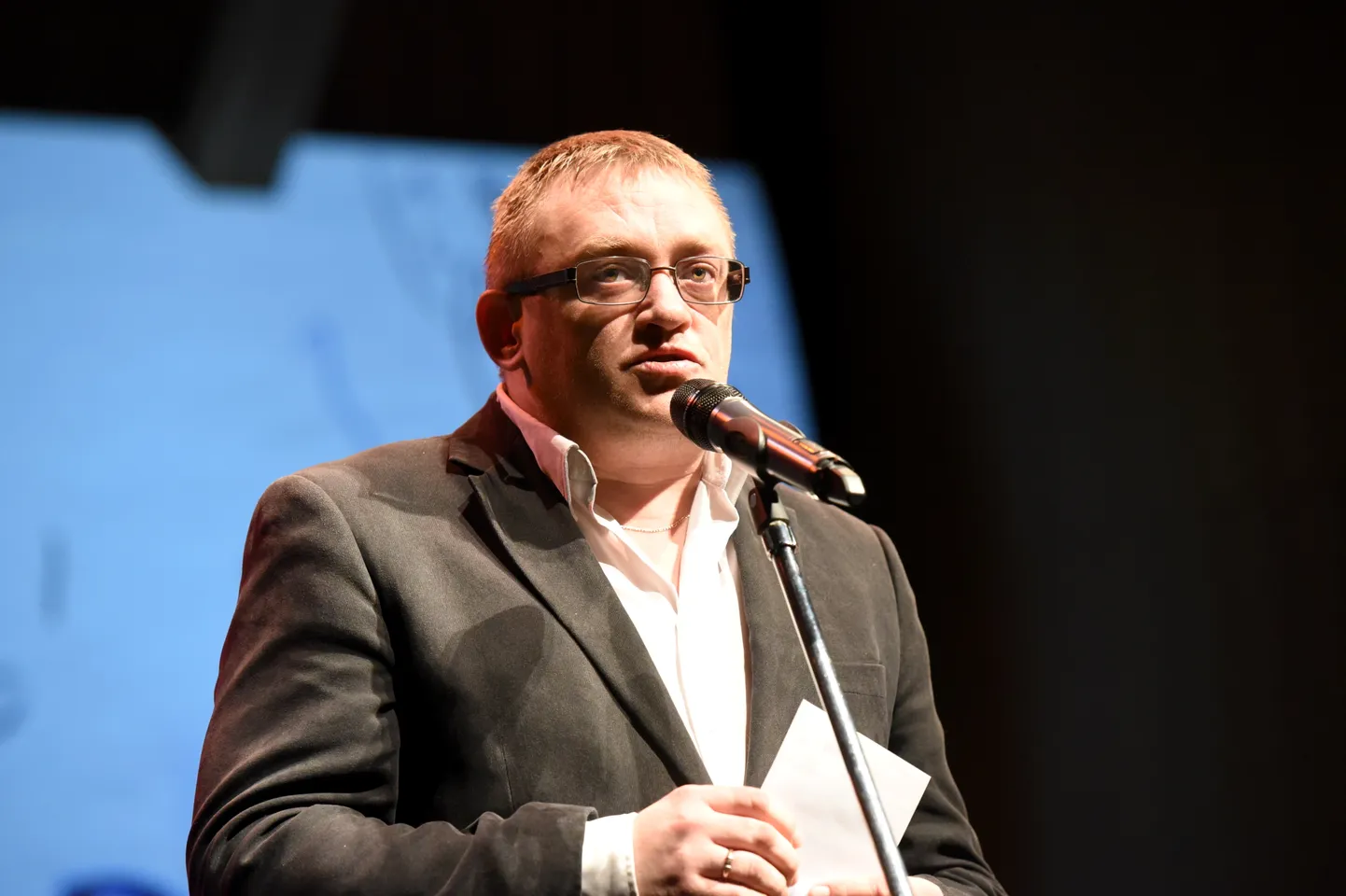 Žurnālists Orests Silabriedis uzrunā klātesošos grāmatu mākslas konkursa "Zelta ābele 2017" apbalvošanas ceremonijā Lielajā ģildē.