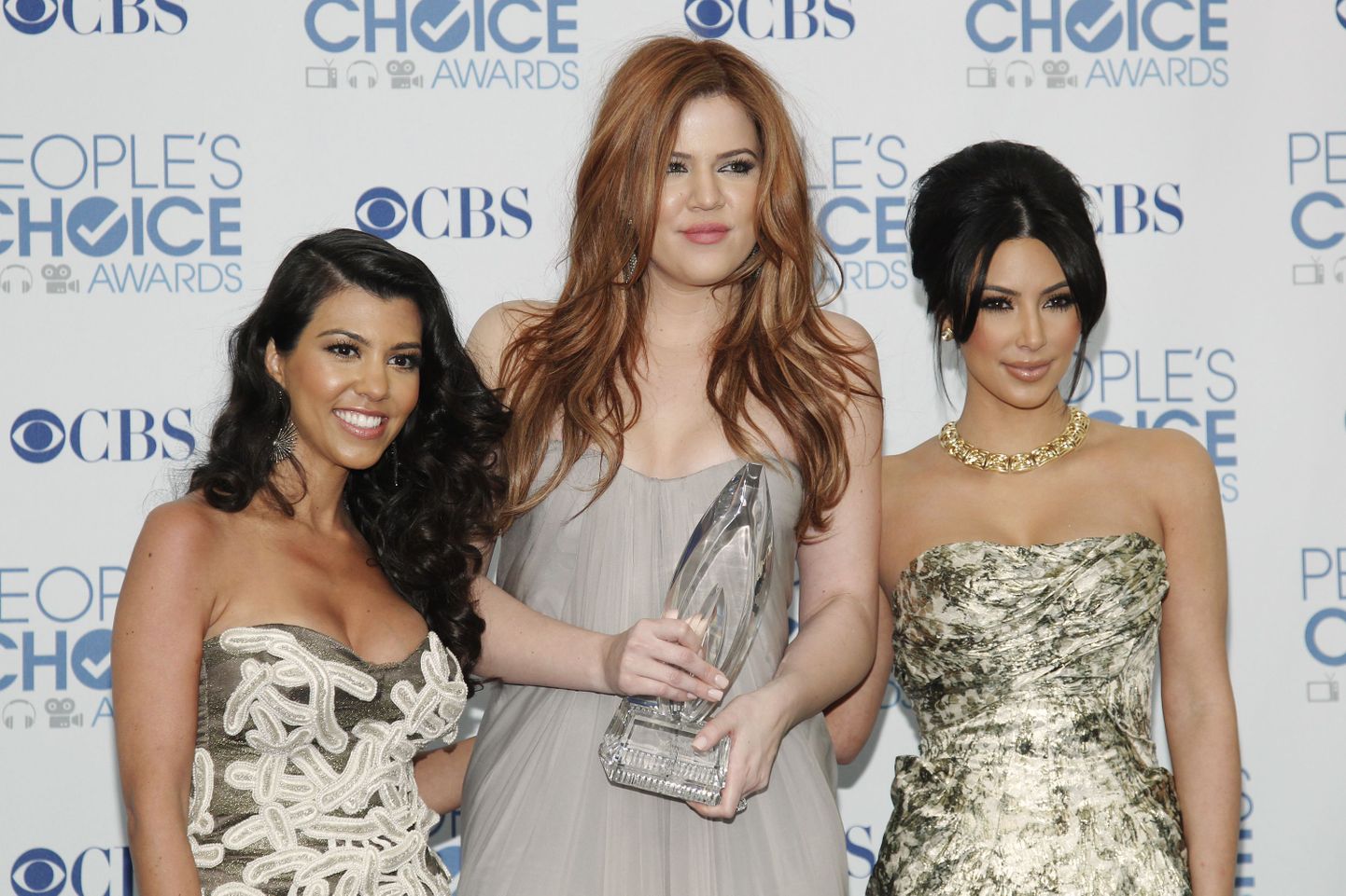Khloe Kardashian (keskel) koos õdede Kourtney ja Kim Kardashianiga.