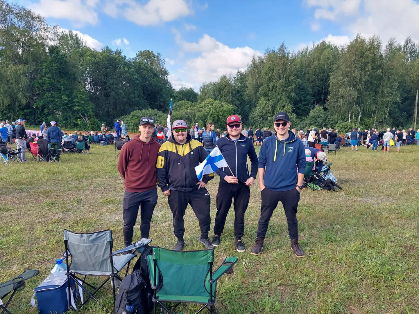 Soomlased Matias (vasakult), Mikael, Petrus ja Tuomas olid hommikusel Otepää kiiruskatsel Alaküla pealtvaatamisalal platsis nagu rallifännidele kohane.