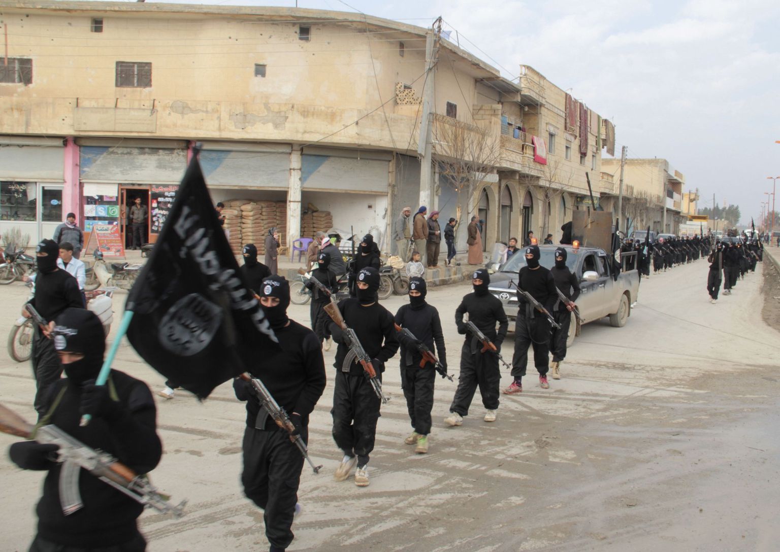 Al-Qaedaga seotud Iraagi ja Levandi Islamiriigi (ISIL) võitlejad Süüria linnas Tel Abyadis paraadil.