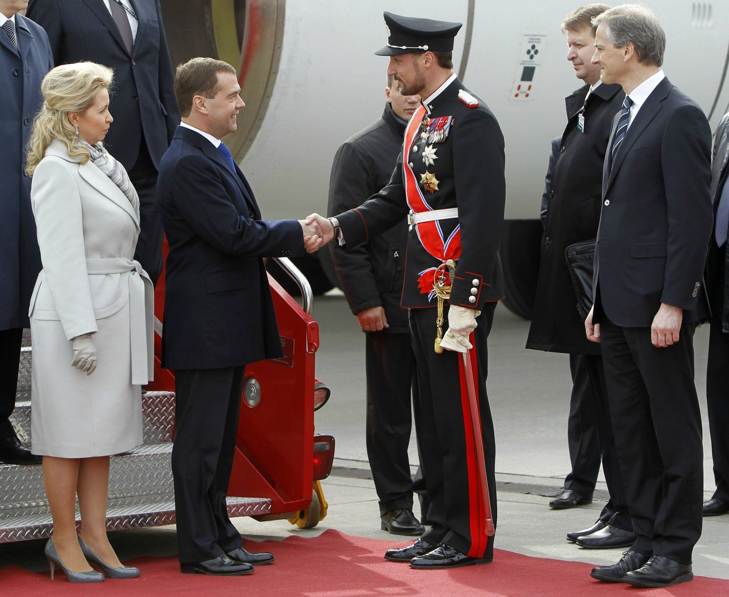 Venemaa esileedi Svetlana Medvedeva (vasakul), Venemaa president Dmitri Medvedev (vasakult teine), Norra kroonprints Haakon (paremalt kolmas), Norra välisminister Jonas Gahr Stoere (paremal).