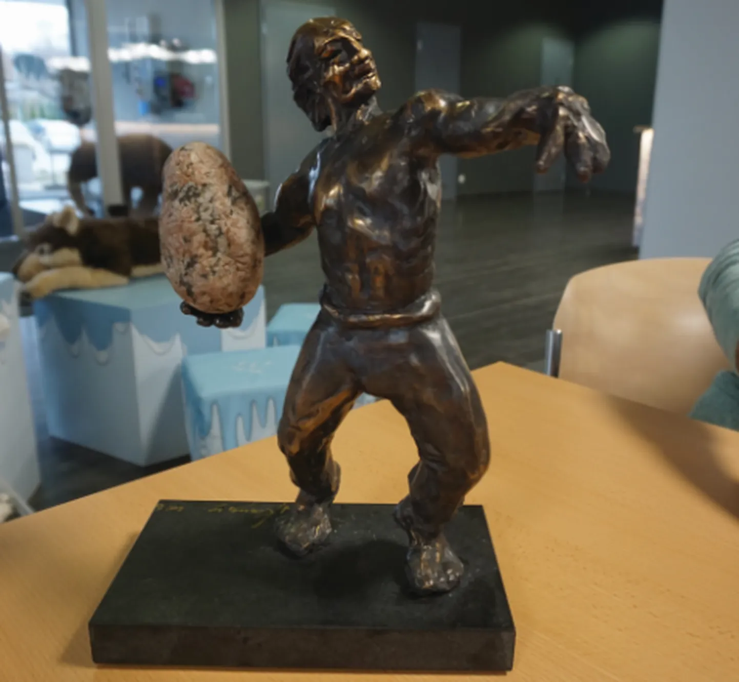 Tauno Kangro kavandatud skulptuuri «Kalevipoeg kivi viskamas» minivariant.