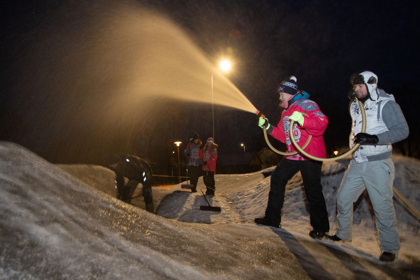 Eelmise nädala lõpust on vabatahtlikud eesotsas naiste hokiklubiga Fellin Fuuriad kastnud Viljandi Lastepargi pumprada. Fotol on esiplaanil kastmishoos Kristi Seppa.