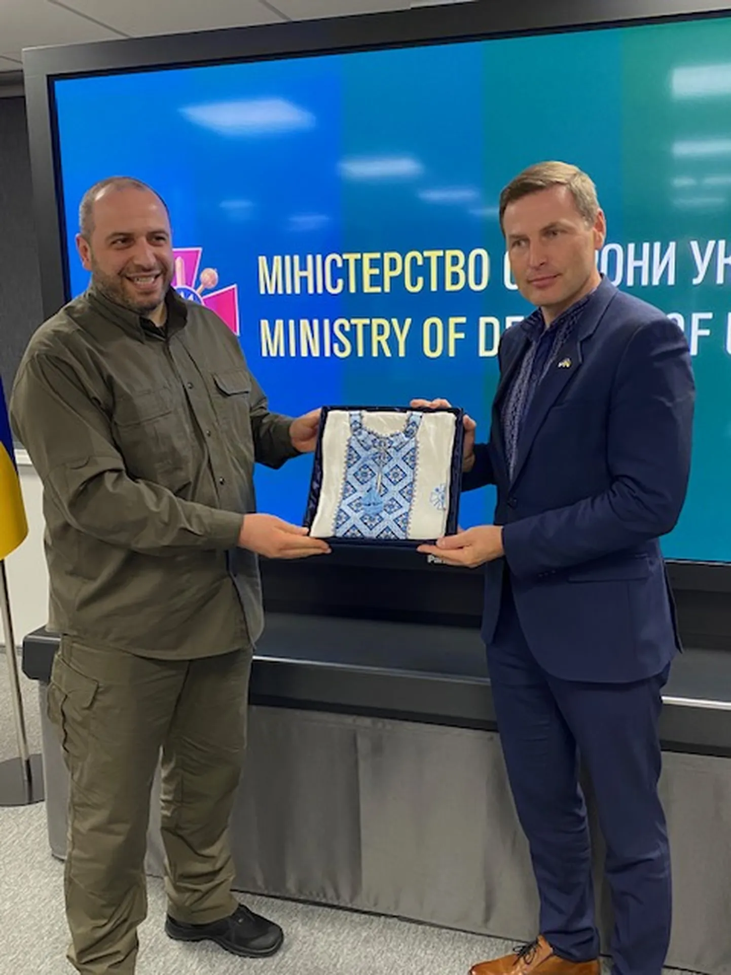 Eesti kaitseminister Hanno Pevkur (paremal) täna Kiievis peale kohtumist Ukraina uue kaitseministri Rustem Umeroviga.