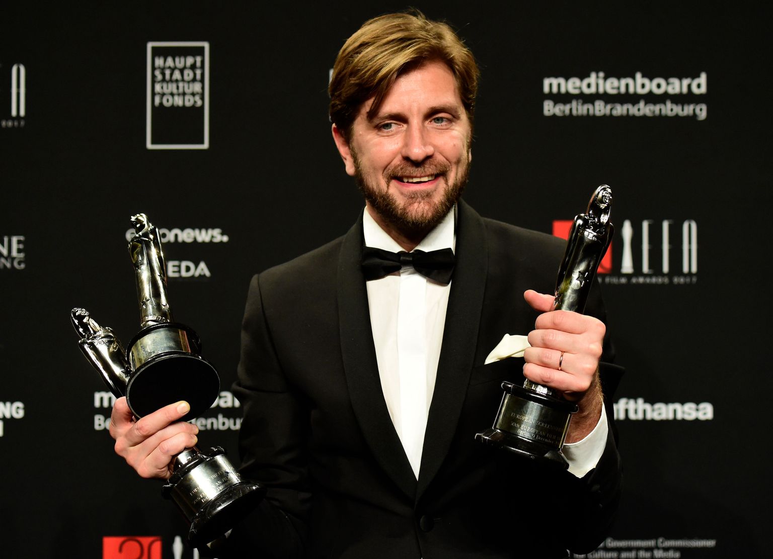 Filmi «Ruut» režissöör Ruben Östlund auhinnaga.