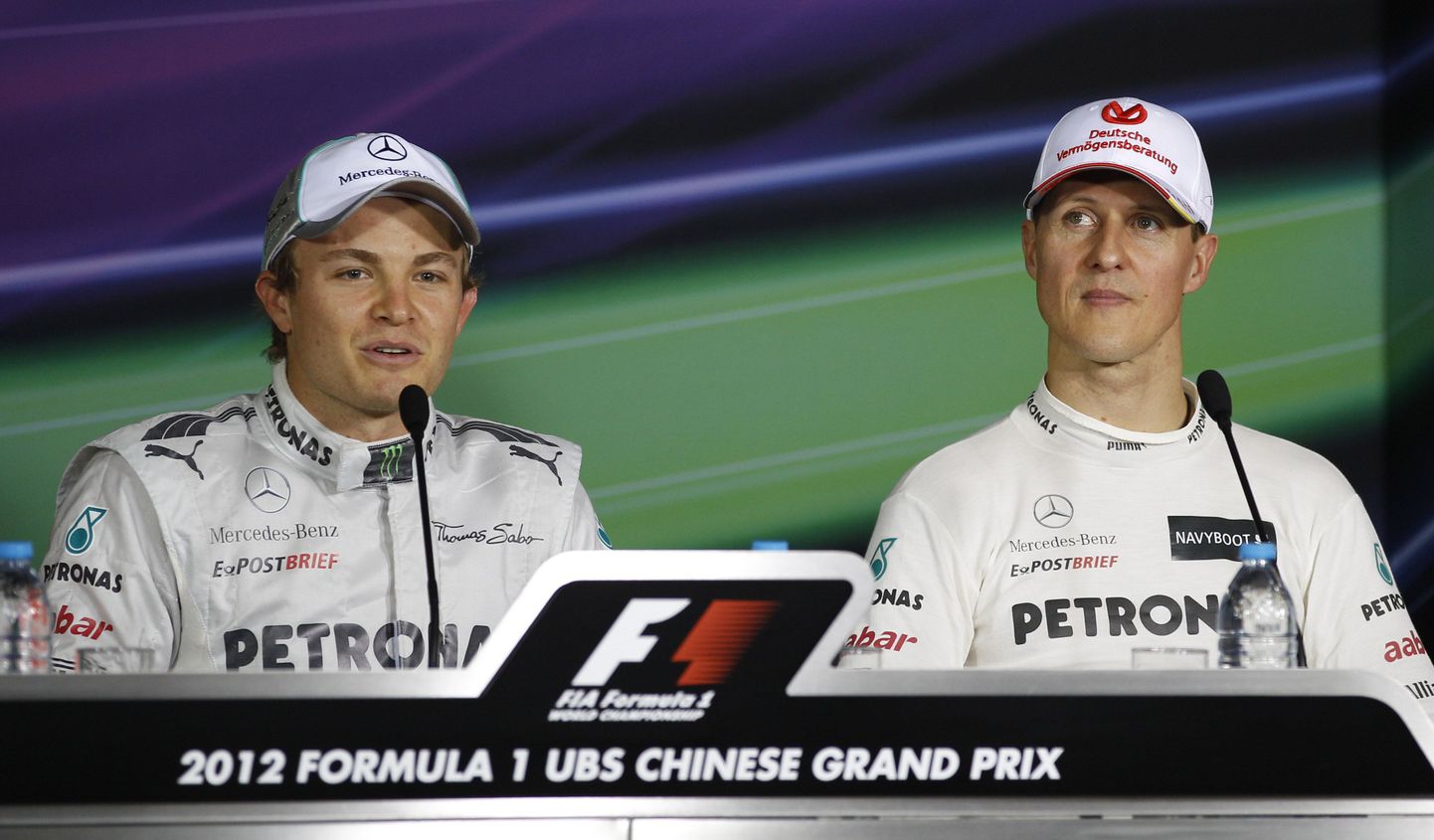 Mercedese piloodid Nico Rosberg ja Michael Schumacher (paremal).