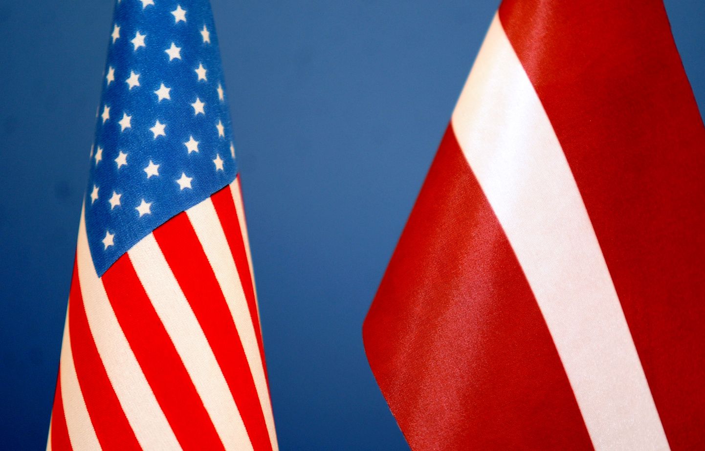 Amerikas Savienoto Valstu un Latvijas karogs.