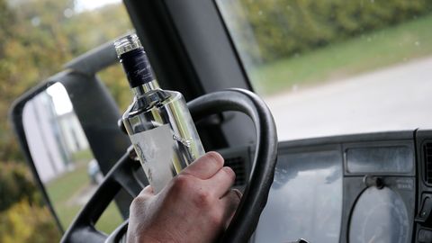 Joobes juhi autosõit lõppes kraavis