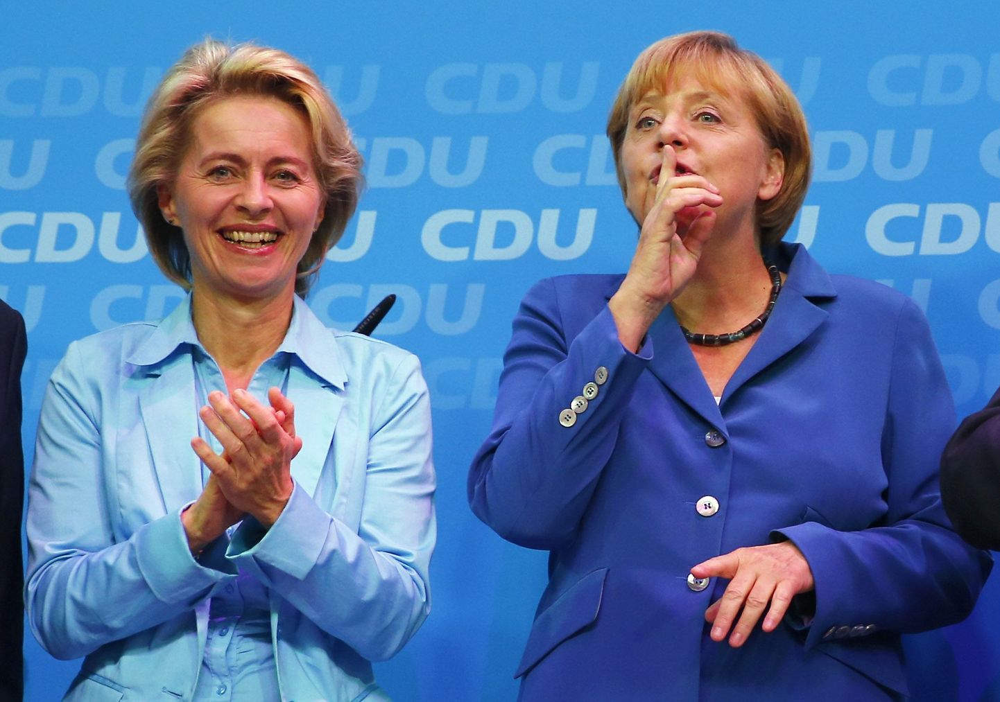 Saksamaa esimene naissoost kaitseminister Ursula von der Leyen (vasakul) ja liidukantsler Angela Merkel.