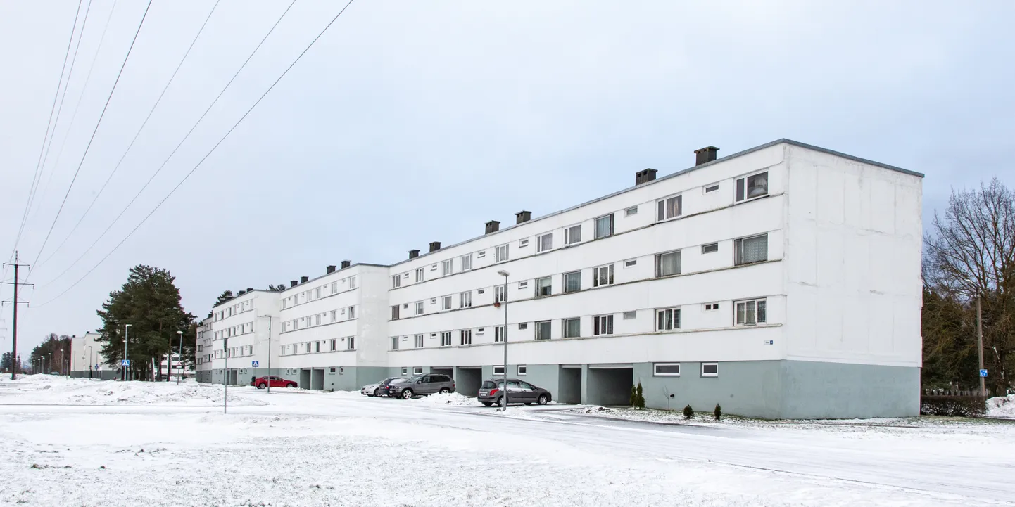 Lüganuse vallas Püssis Viru tänav 4 tegutsev ühistu oli aastaid hädas Venemaale kadunud korteriomanikega, kes kommunaalteenuste eest võlgu jäid. Kaks aastat tagasi sai ühistu Eesti kohtust siiski õiguse võlglase korter hoiule võtta ja see välja üürida.
