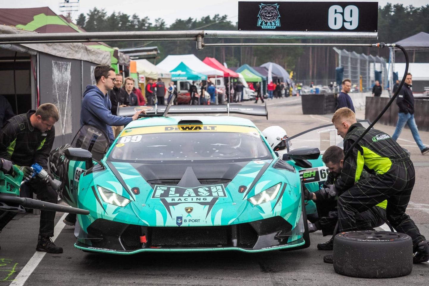 Latvijas autošosejas komanda Flash Racing un tās Lamborghini
