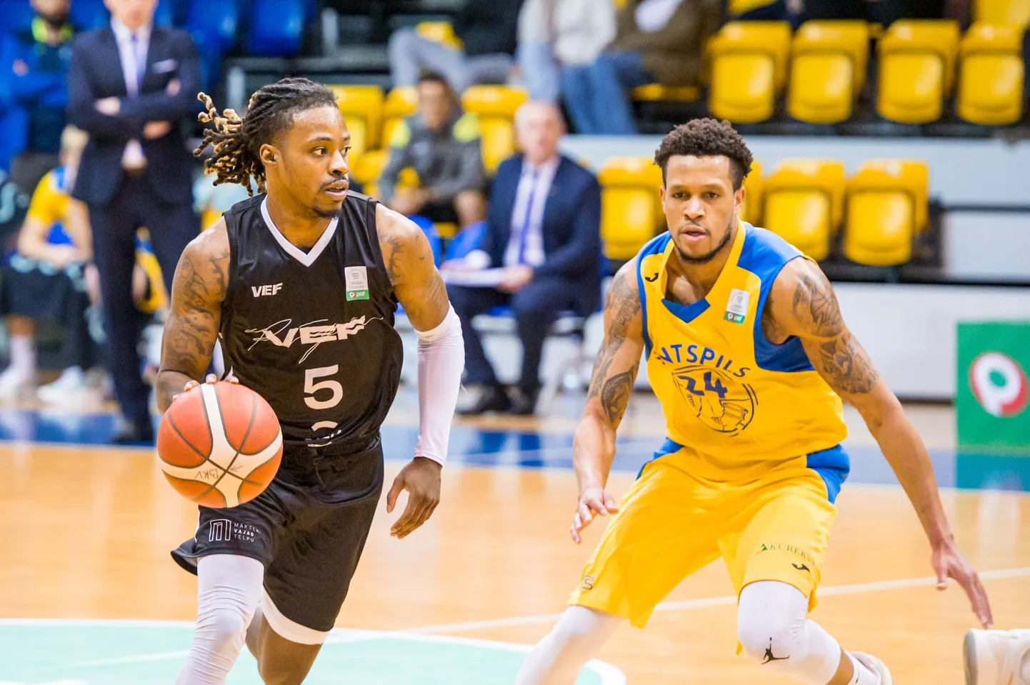 "VEF Rīga" un "Ventspils" basketbolisti.