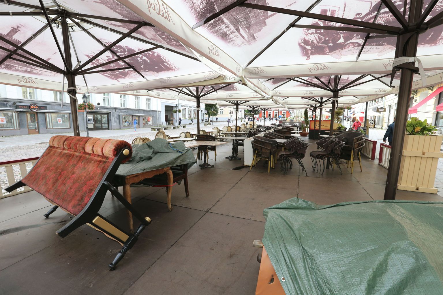Raeplatsi söögikohtade terrassid seisid tänavu suvel suurema osa ajast tühjana, sest külm ilm rahvast välja sööma ei meelita.