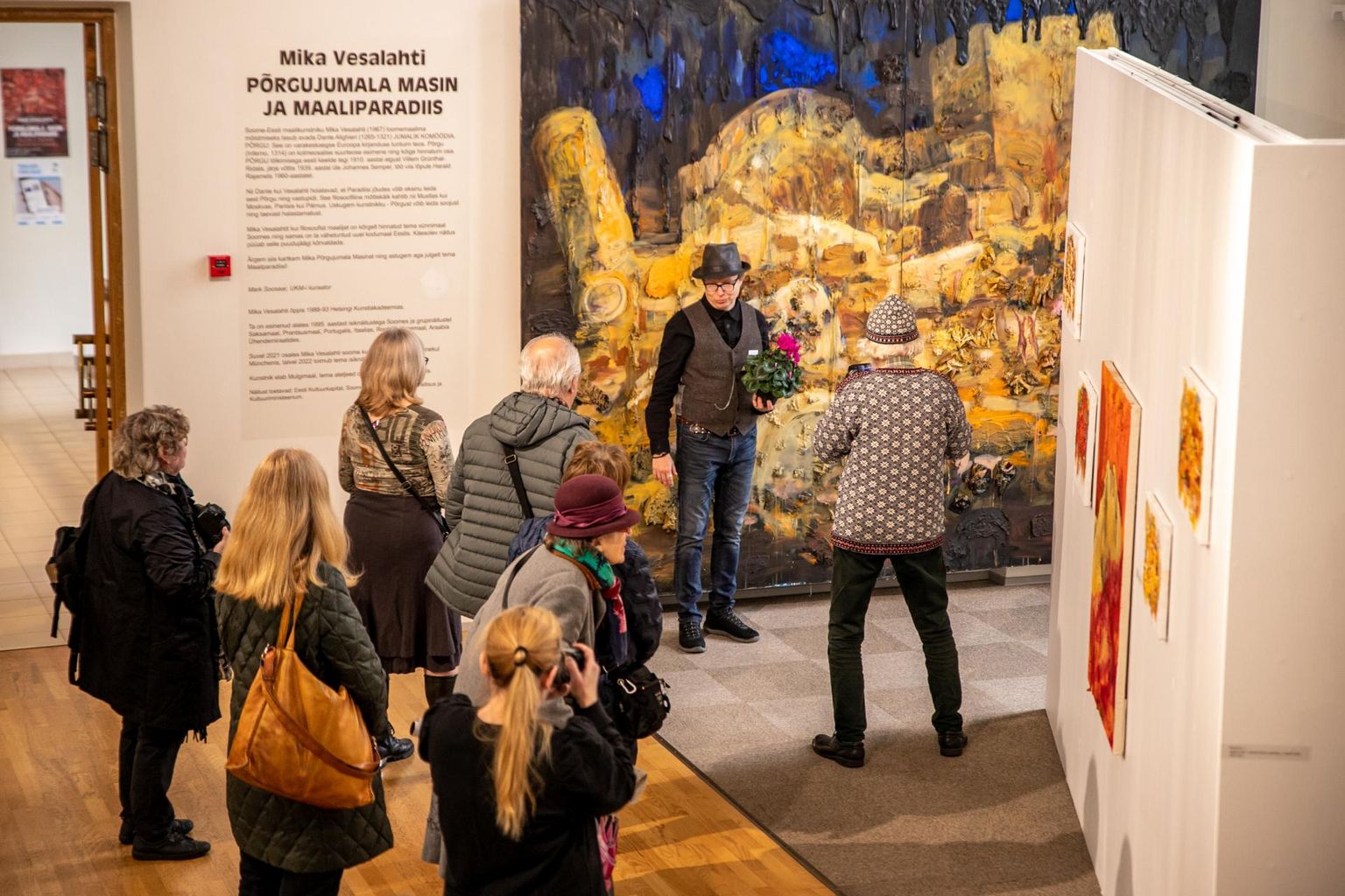 Pärnu uue kunsti muuseumis (UKM) avati Soome-­Eesti maalikunstniku Mika Vesalahti näitus “Põrgu­jumala masin ja maaliparadiis”.