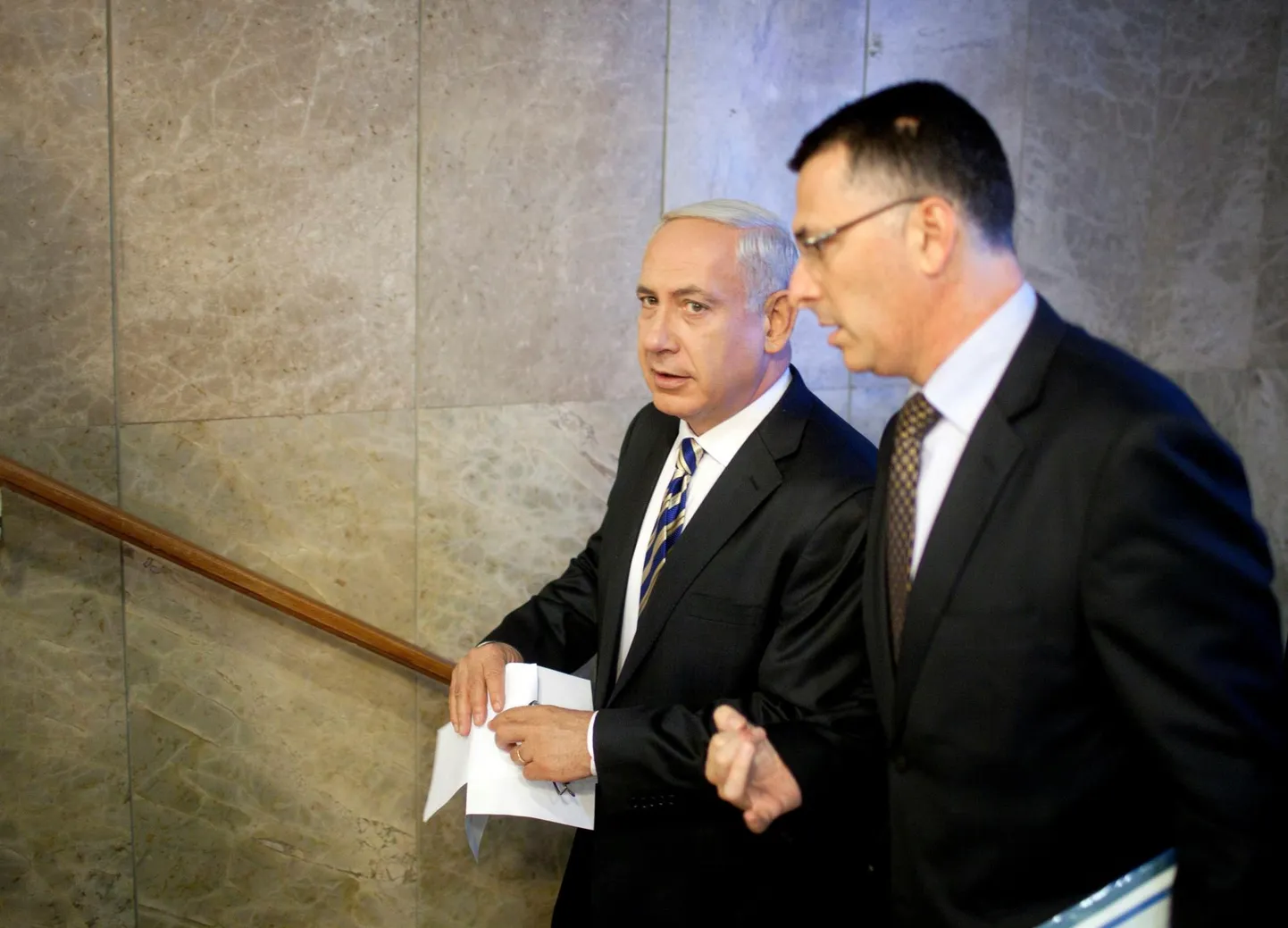 Peaminister Benjamin Netanyahu (vasakul) ja toonane haridusminister Gideon Saar (paremal) valitsuskabineti kohtumise eel 2012. aastal.
