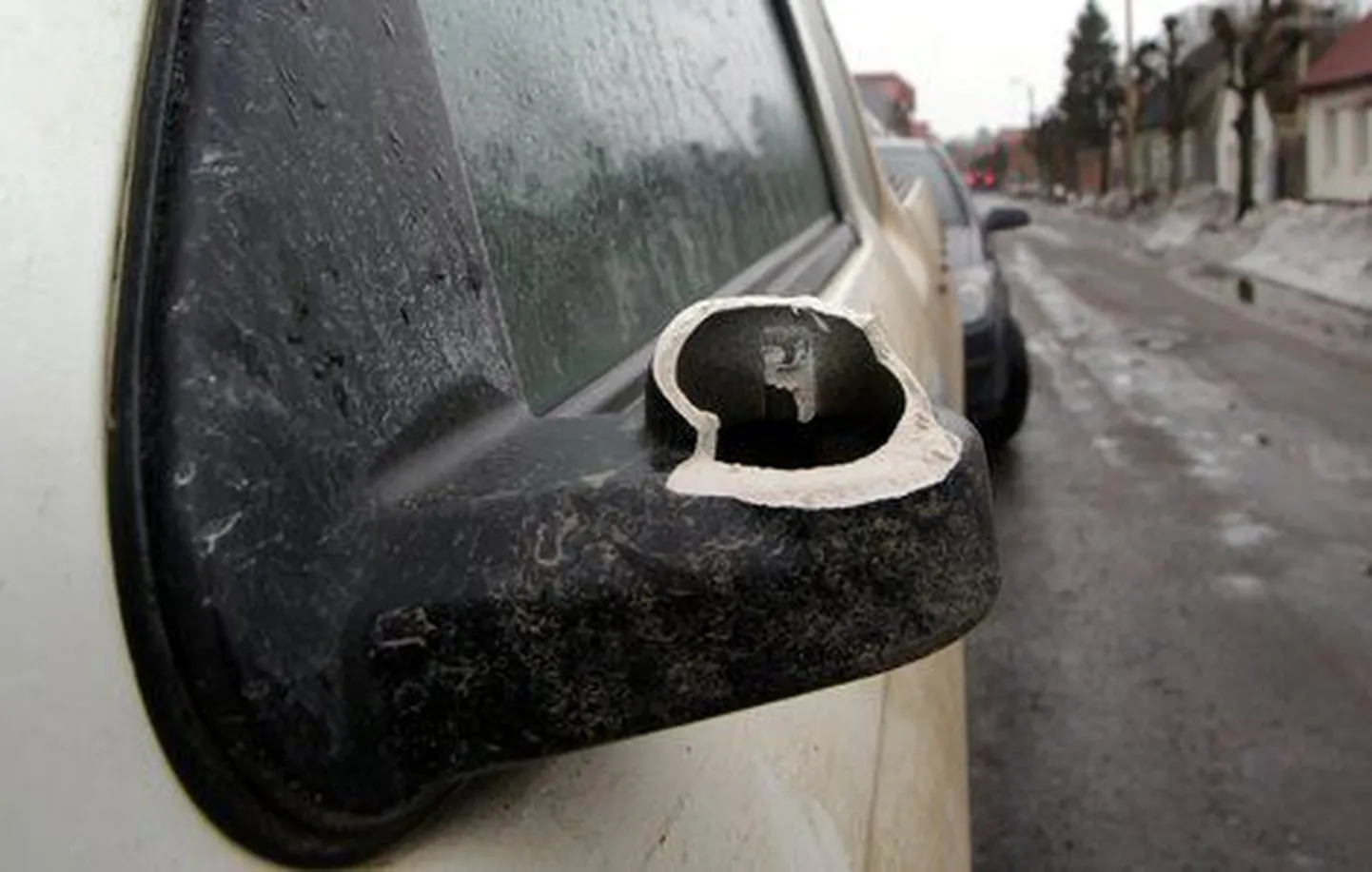 Пярнуские подростки оторвали боковые зеркала двадцати авто