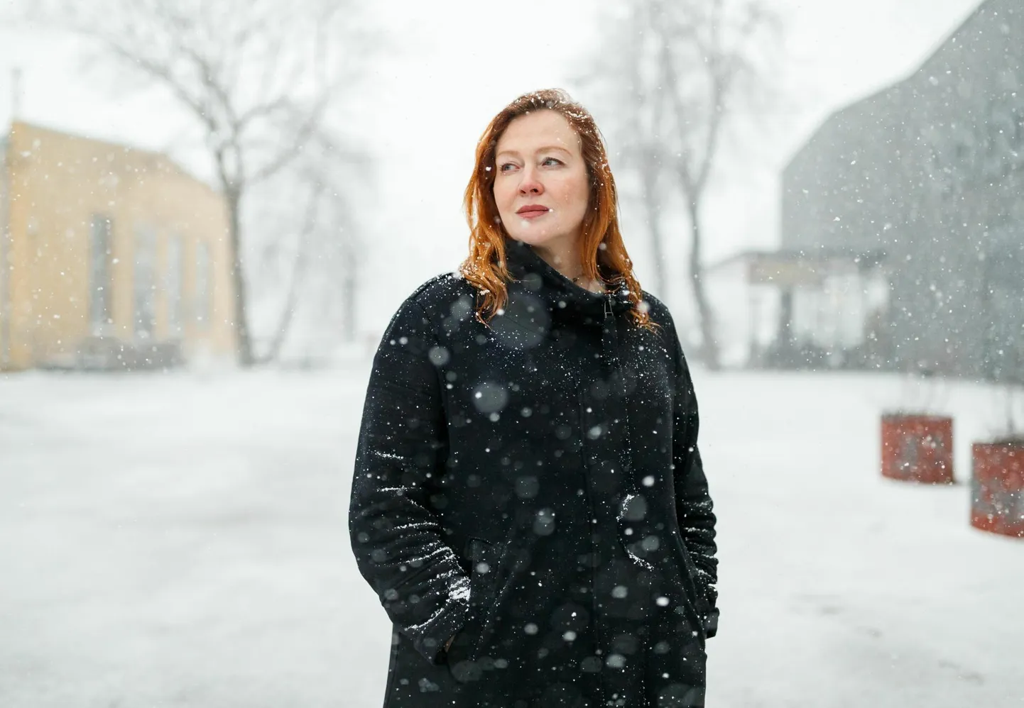 Eesti päritolu vene näitleja Julia Aug lavastab nüüd Narva Vabal Laval.
