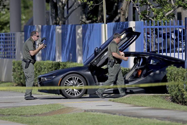 Politsei uurimas räppar XXXTentacioni sportautot, milles teda 18. juunil 2018 Floridas Deerfield Beachil tulistati