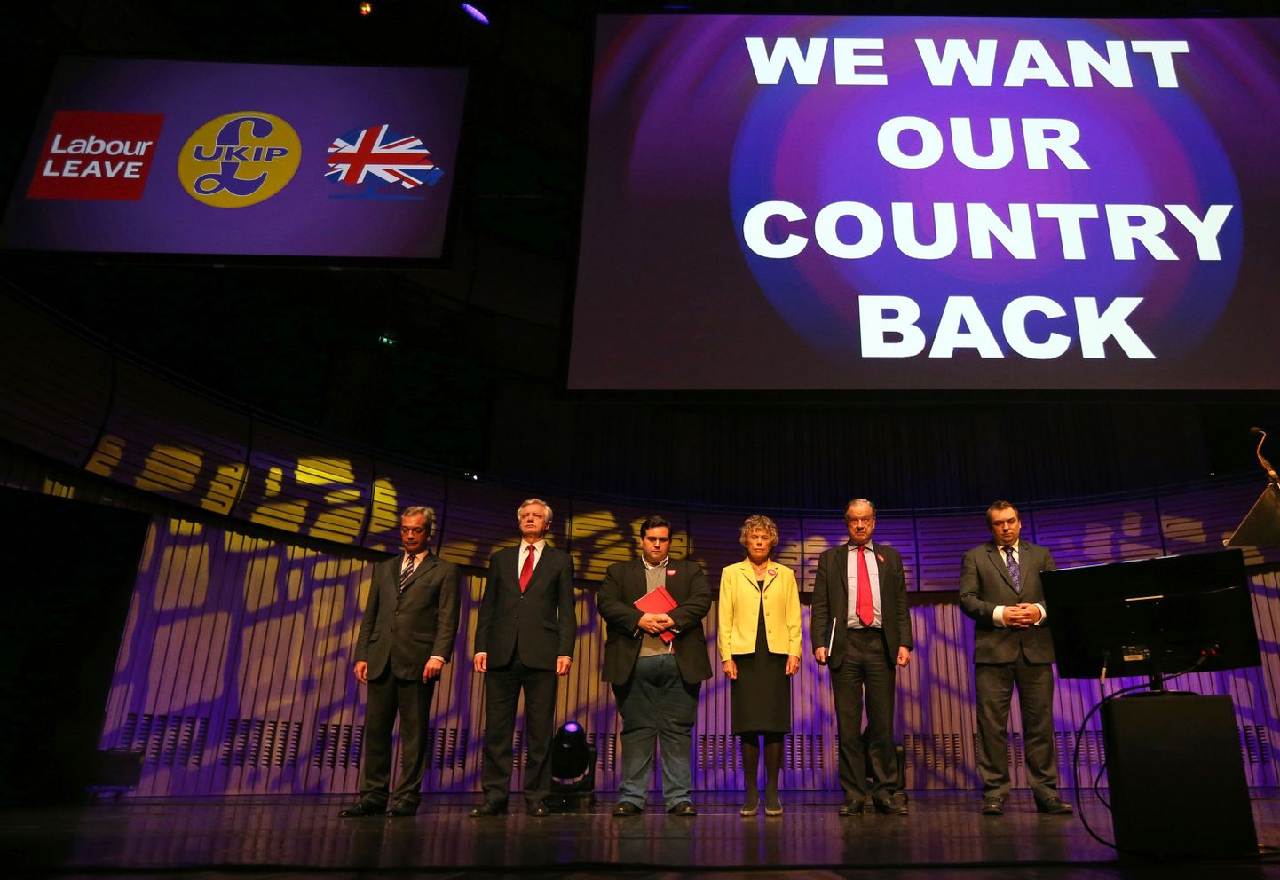 Brexiti toetajad mälestavad tapetud parlamendisaadikut Jo Coxi. Vasakul Suurbritannia iseseisvuspartei (UKIP) juht Nigel Farage.