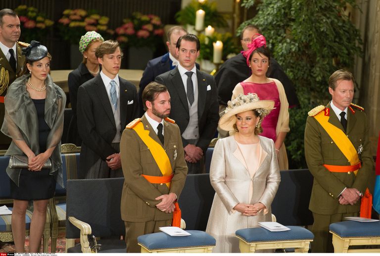 Esireas vasakult alates: Luksemburgi kroonprints Guillaume, suurhertsoginna Maria Teresa ja suurhertsog Henri tagareas printsess Tessy, prints Louis, prints Felix ja printsess Alexandra