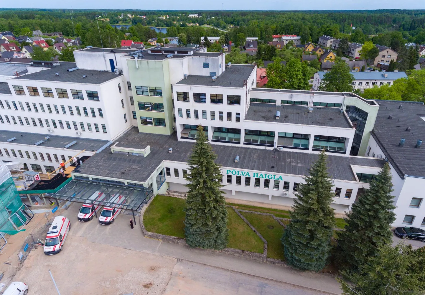 Üldhaiglates nagu Põlva haigla (pildil) ja Valga haigla on ööpäev läbi tööl kuni neli arsti, ent spetsiifilisemate muredega tuleb sõita Tartusse. 