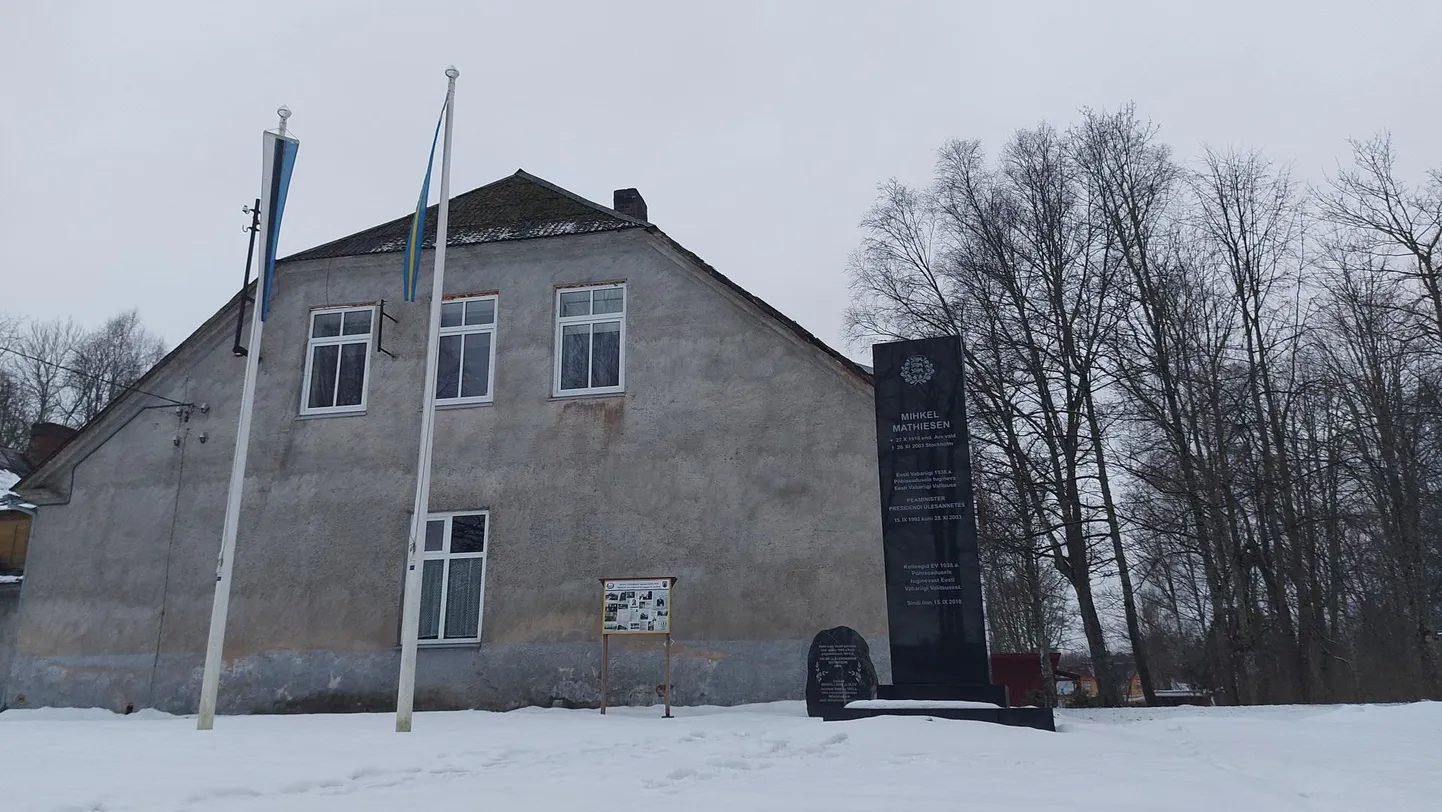 Kohus otsustas, et Sindi kortermaja naabrusesse paigaldatud monument ja lipumastid paigaldati ebaseaduslikult.