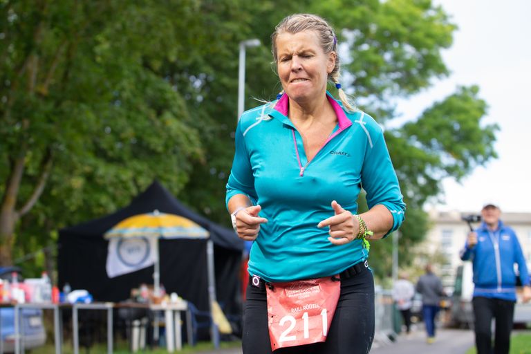 Saare naine Raili Rüütel liikumas viimastel kilomeetritel, hambad ristis, Eesti uue rekordi poole.