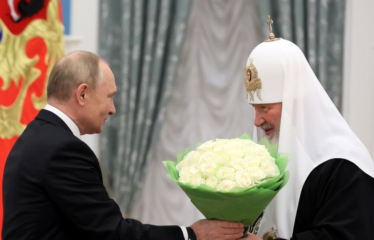 Venemaa president Vladimir Putin andmas 21. novembril 2021 Moskvas Kremlis toimunud Vene õigeusukiriku sündmusel lilli patriarh Kirillile