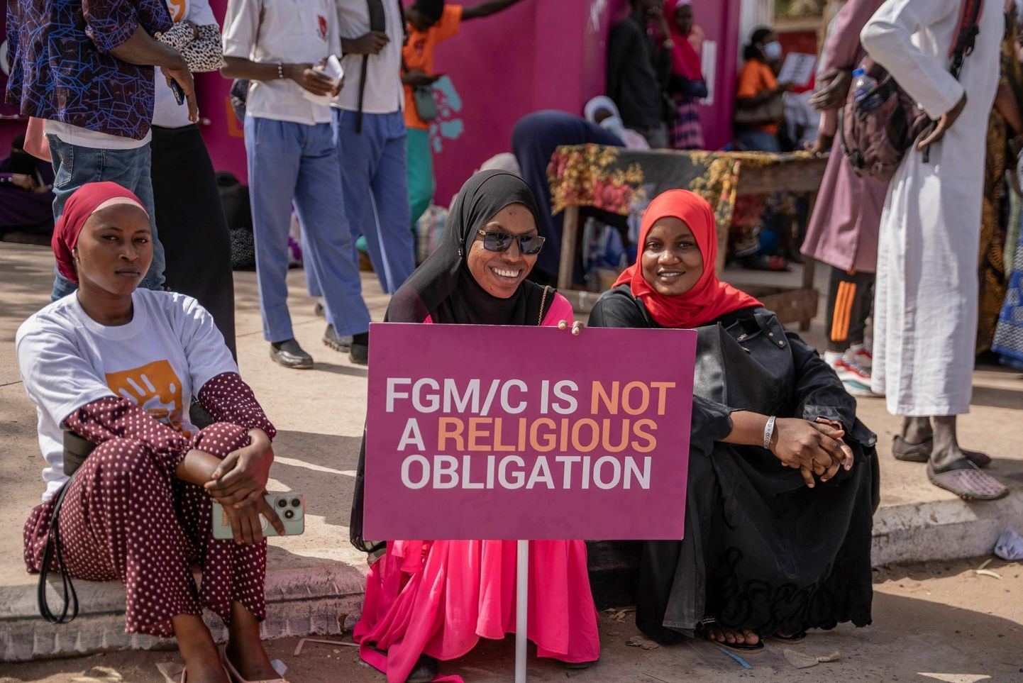 FGMi vastased meeleavaldajad Gambia parlamendidebati ajal loosungiga, et see pole usuline kohustus.