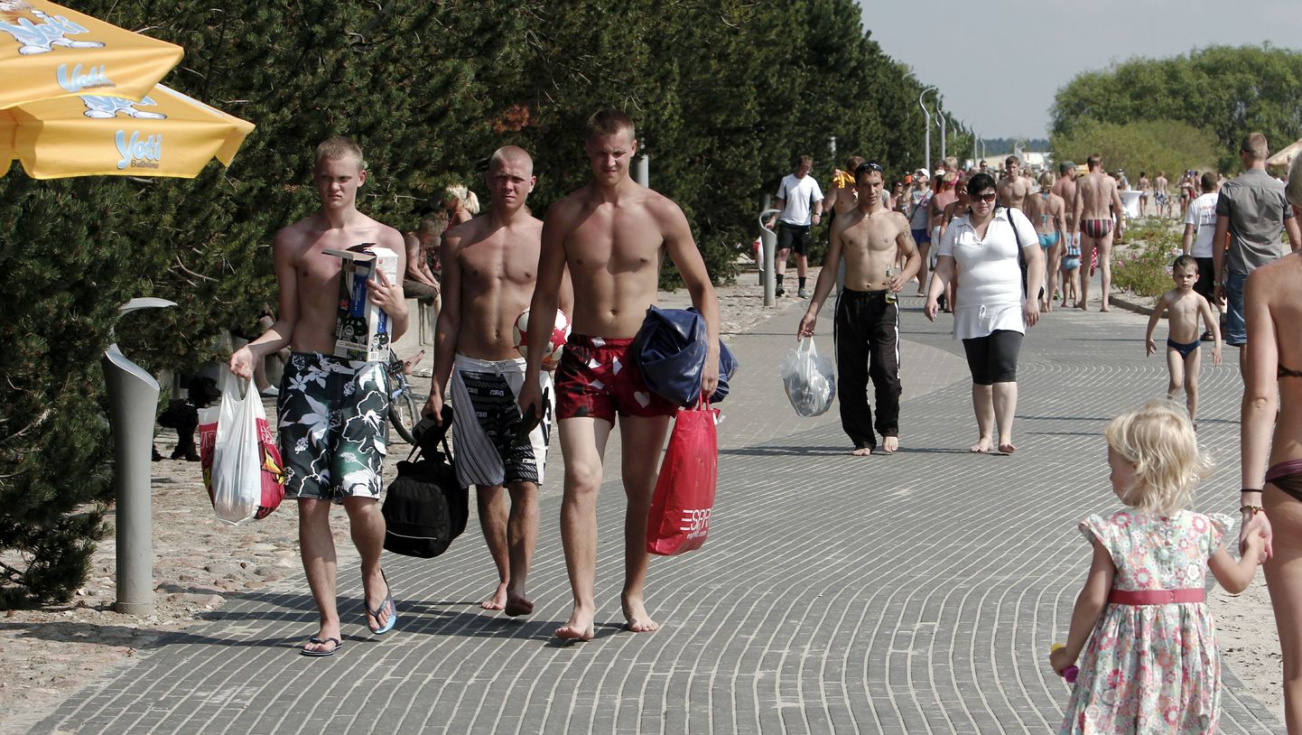 Inimesed Pärnu rannas suve nautimas.