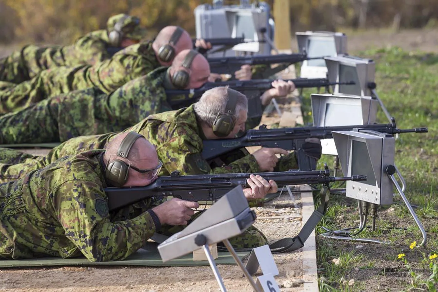 Avapaugud tulistasid tiirus kaitseminister Urmas Reinsalu, Kaitseliidu ülem brigaadikindral Meelis Kiili ja Sakala maleva pealik Kalle Köhler ning juhatuse liige Helir-Valdor Seeder. Oma täpsuse panid proovile ka maleva parimad laskjad.