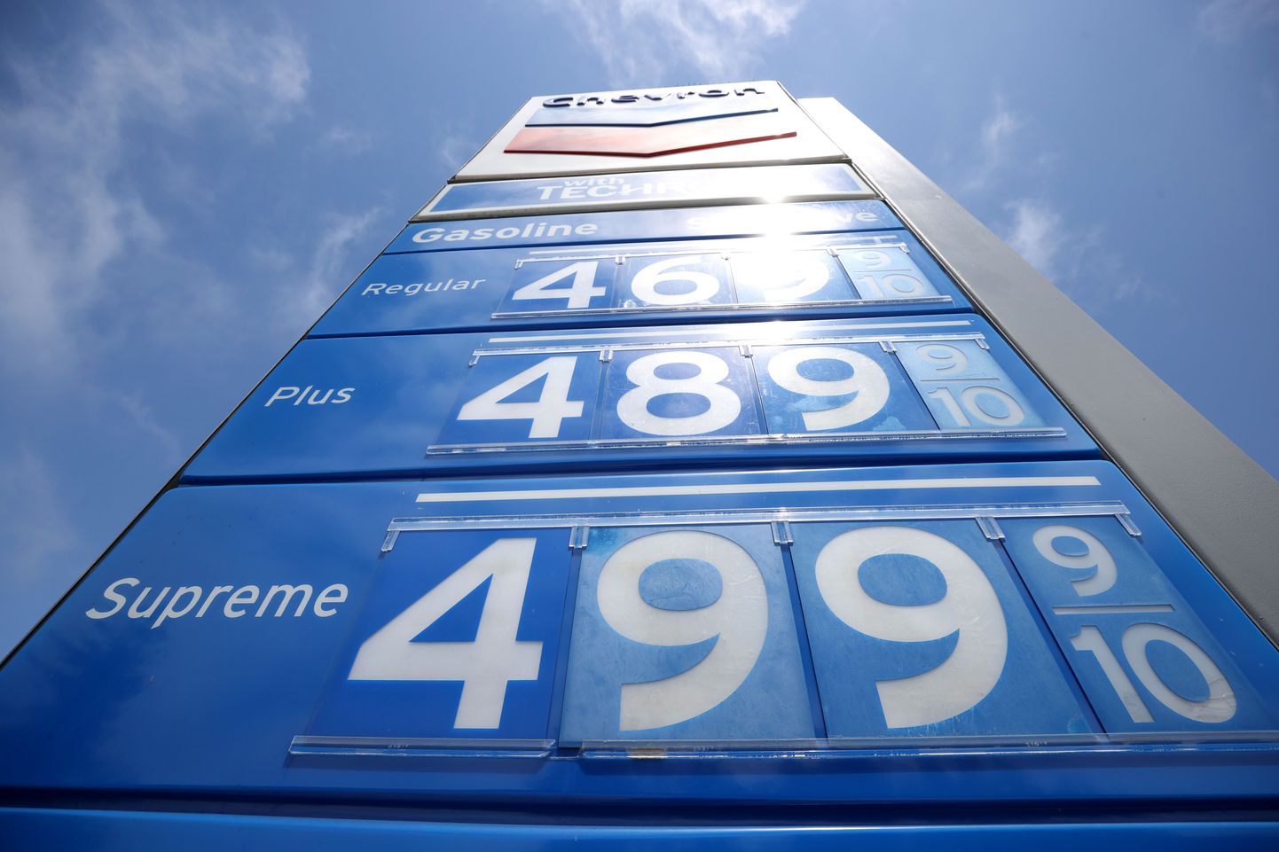 Kõrguste poole pürgivad kütusehinnad California sinitaeva taustal 2021. aasta 12. juulis.
