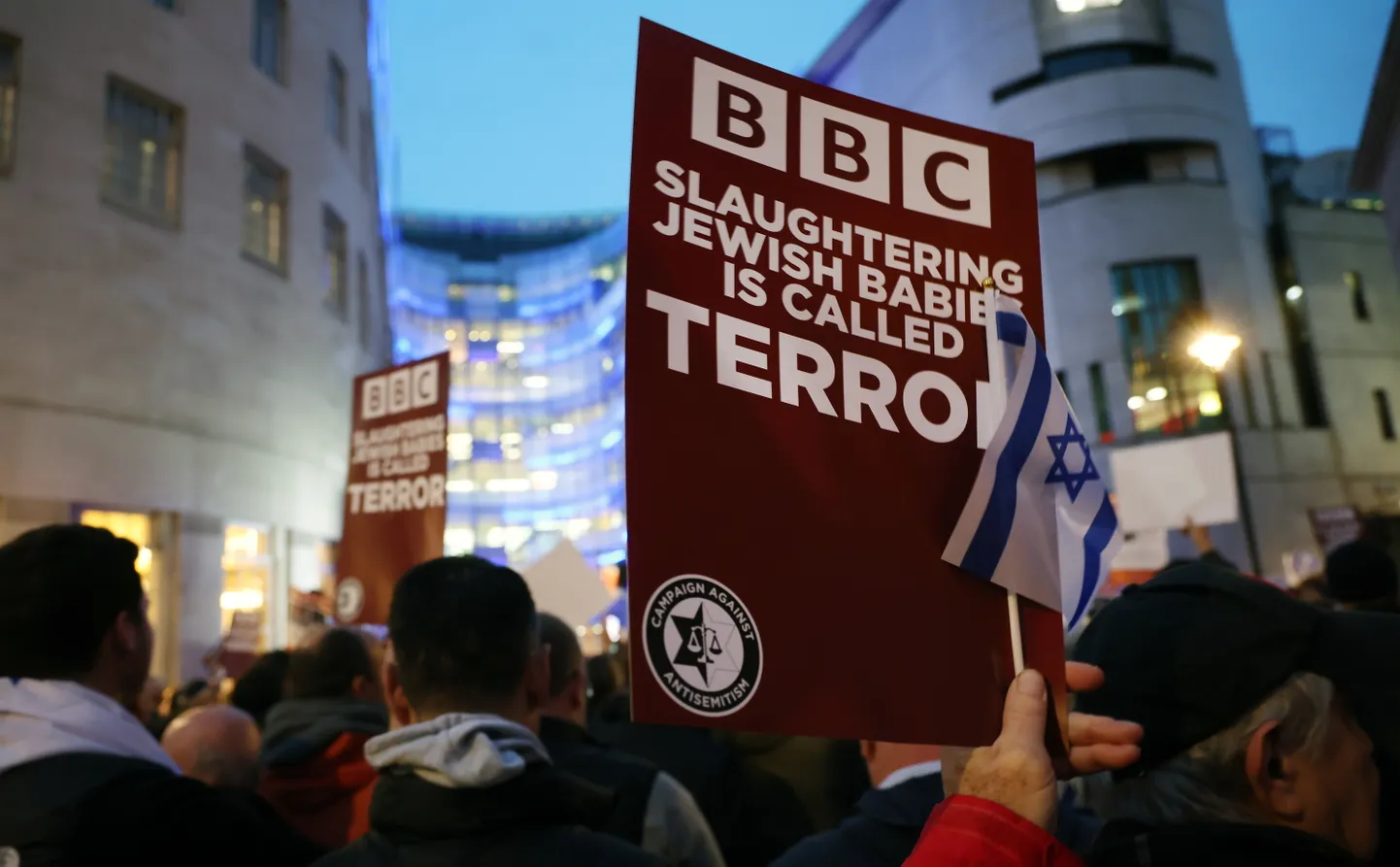 BBC ees toimus kuu aega tagasi meeleavaldus, millel osalenud protestisid selle vastu, et Briti telekanal keeldub Hamasi terroristideks nimetamast.