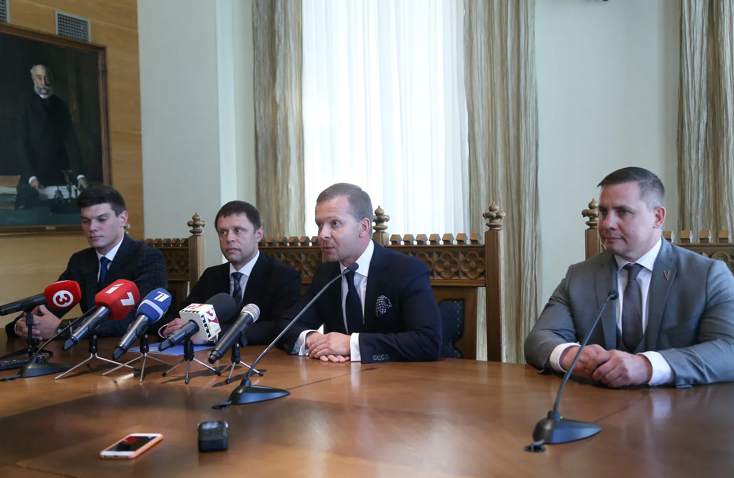 No partijas "Saskaņa" četri izslēgtie Rīgas domes deputāti Valērijs Petrovs (no kreisās), Rīgas vicemērs Vadims Baraņņiks, Aleksejs Rosļikovs un Vitālijs Dubovs piedalās preses konferencē, kurā informē par atsevišķas frakcijas izveidi pašvaldībā.