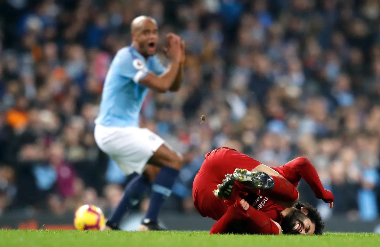 Manchester City kapten Vincent Kompany on äsja jalust niitnud Liverpooli ässa Mohamed Salahi, kuid pääseb kollase kaardiga.